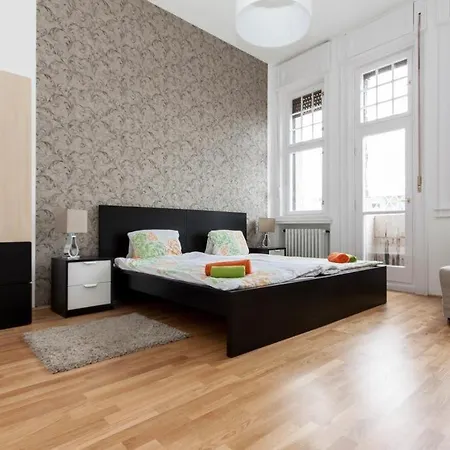Lovely With A View On Vorosmarty Square Apartment